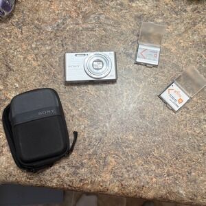 Sony Cyber-shot 20.1MP Digital Camera Silver 8x Zoom Bundle Case 2 Battery's